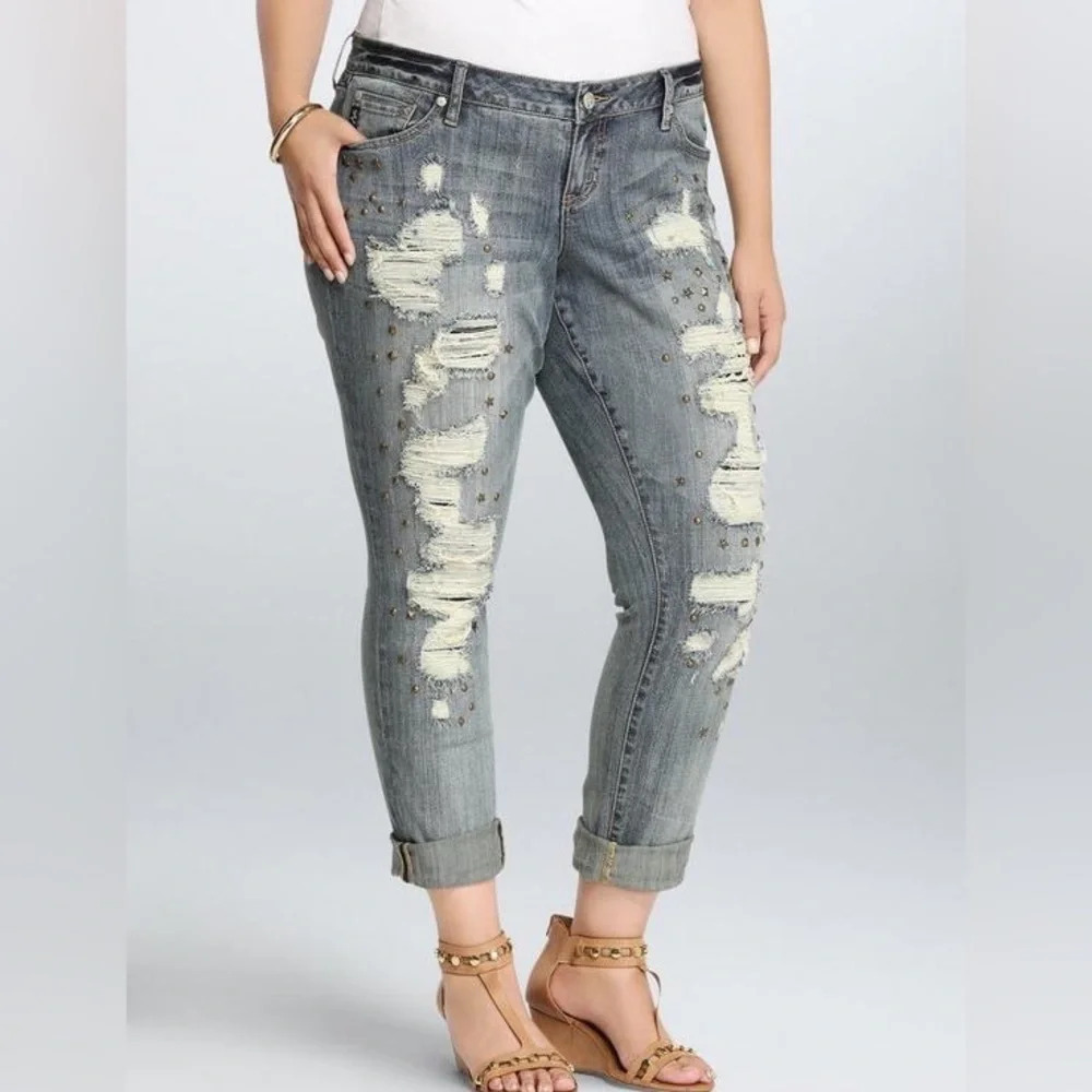 Torrid Premium Boyfriend Jean Medium Wash manufactured Destruction. NWOT sz22